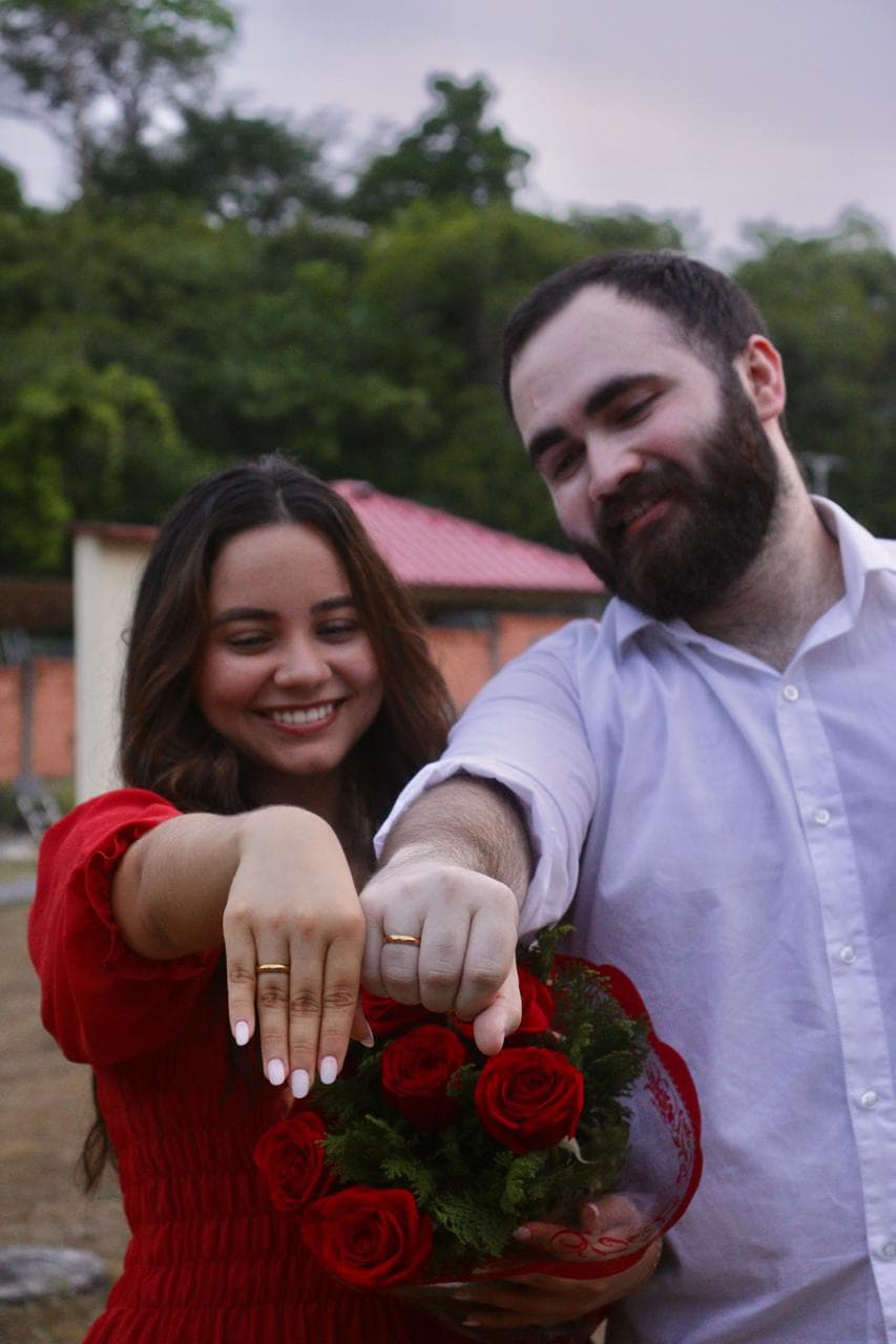 Selfie dos noivos com rosas vermelhas
