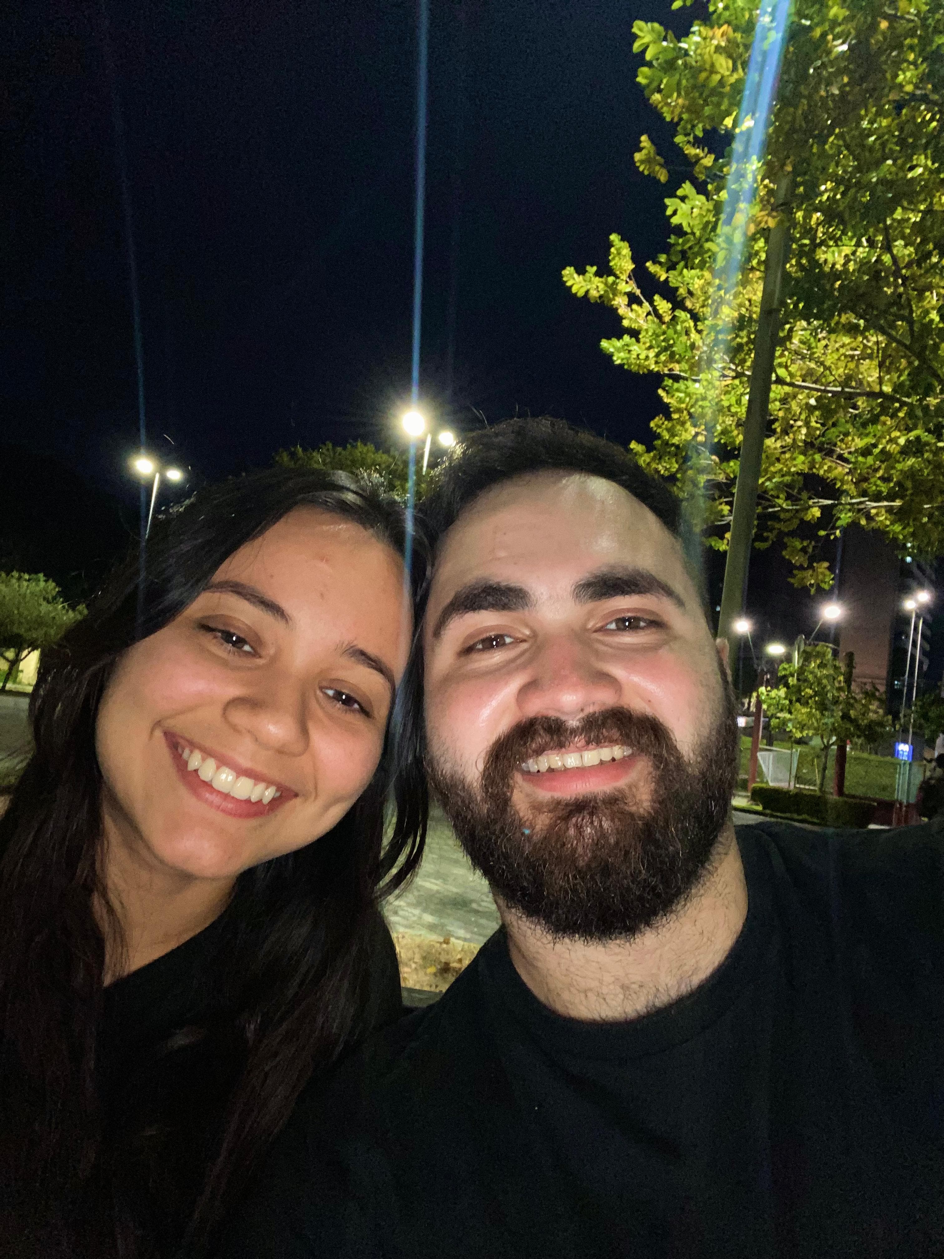 Foto do casal na tela da câmera